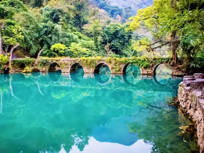 贵州荔波小七孔水上音乐、泼水季点燃暑期旅游