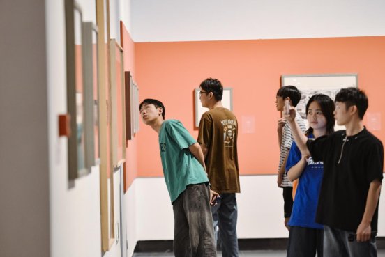 观众在贵州美术馆看展