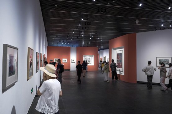 观众在贵州美术馆观展