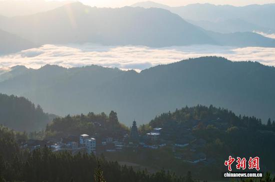 图为11月25日在天鹅山拍摄的云海景观。吴德军 摄 图为11月25日在天鹅山拍摄的云海景观。吴德军 摄