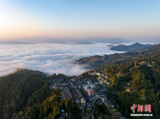 图为11月25日在天鹅山航拍的云海景观。吴德军 摄 图为11月25日在天鹅山航拍的云海景观。吴德军 摄