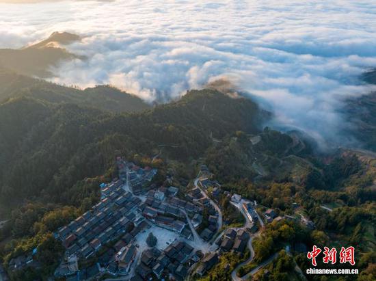图为11月25日在天鹅山航拍的云海景观。吴德军 摄 图为11月25日在天鹅山航拍的云海景观。吴德军 摄