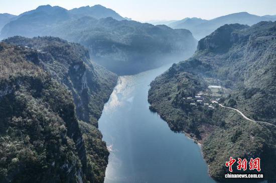 11月26日,航拍贵州黔西马路河大峡谷初冬景美。 记者 瞿宏伦 摄 11月26日,航拍贵州黔西马路河大峡谷初冬景美。 记者 瞿宏伦 摄