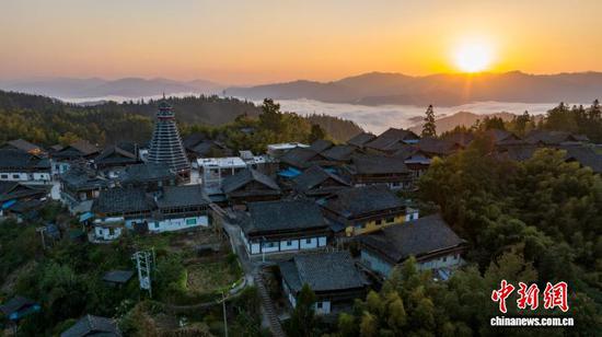 图为11月25日在天鹅山航拍的云海景观。吴德军 摄 图为11月25日在天鹅山航拍的云海景观。吴德军 摄