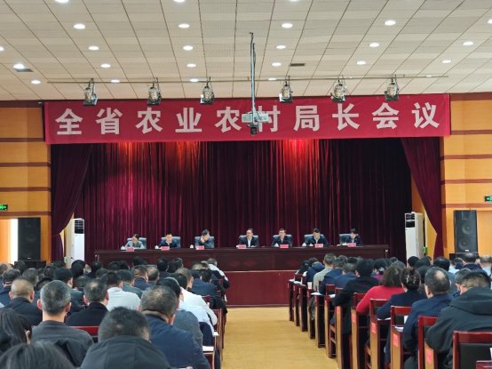 礼堂里有许多人

AI 生成的内容可能不正确。