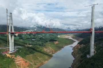 中越边境天麻高速马鹿塘特大桥顺利合龙，实现全线贯通