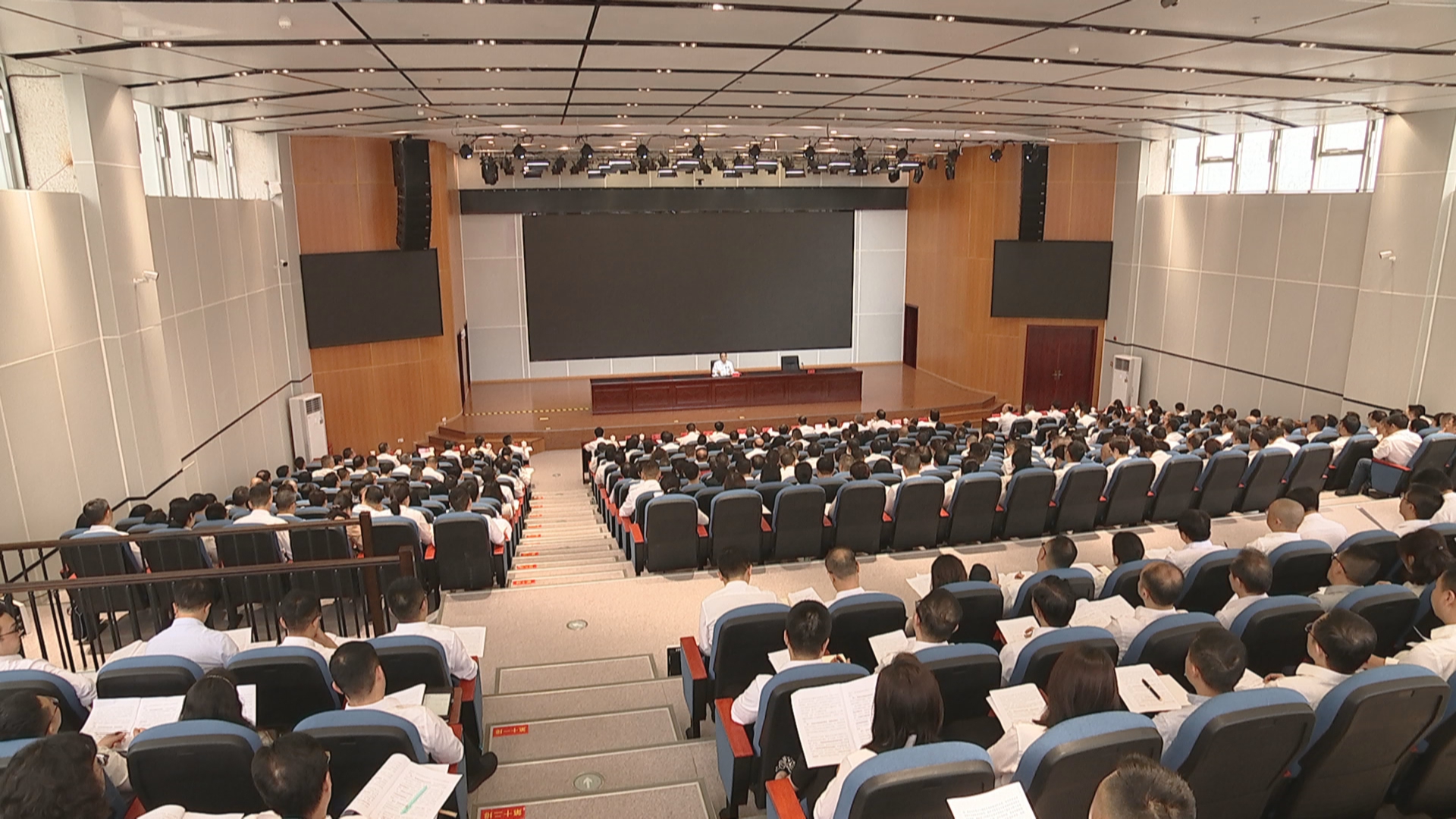 贵州新闻联播丨徐麟在为省卫生健康系统党员干部讲学习教育专题党课时强调 深入学习贯彻习近平党建思想 以正确政绩观引领推动卫生健康事业高质量发展