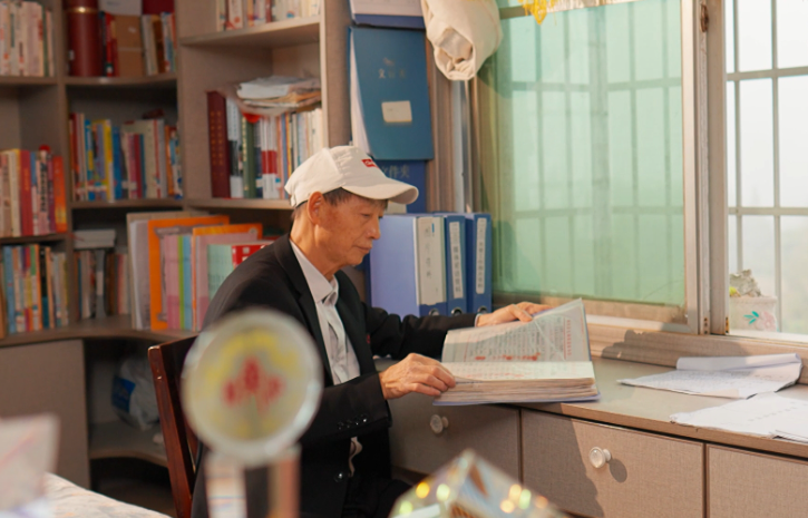 “黔”进先锋·榜样力量丨40年爱心助学，他用赤子之心践行誓言