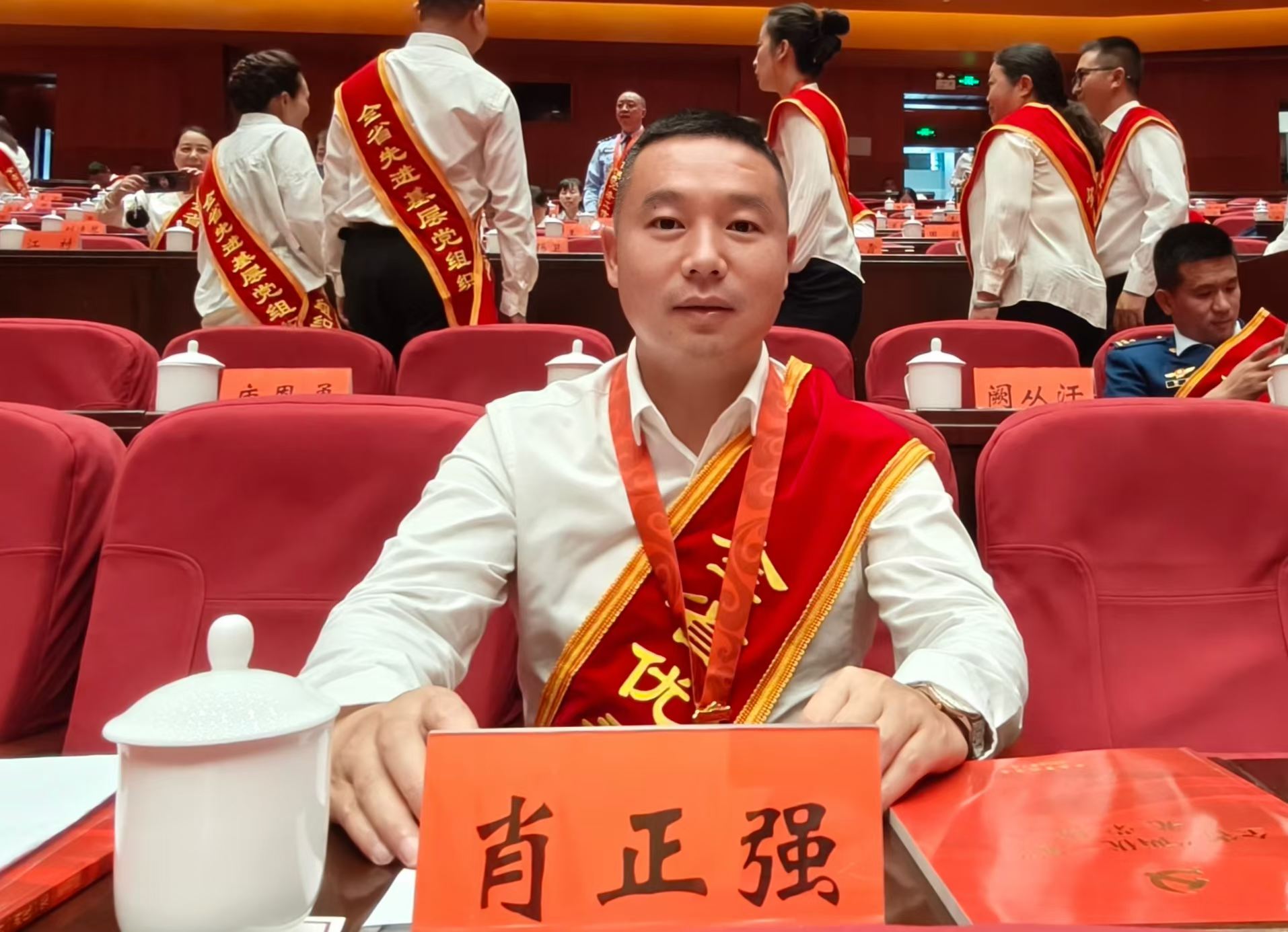 “黔”进先锋·榜样力量丨从负债空壳村到示范村，肖正强用行动兑现承诺