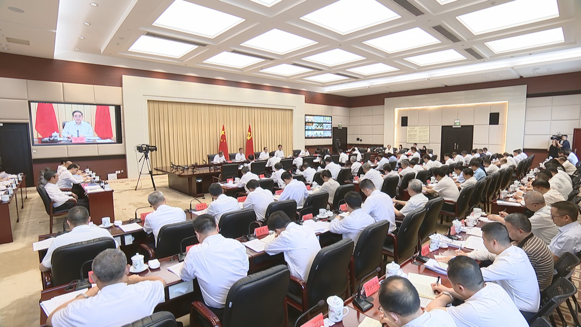 贵州新闻联播丨省委常委会召开会议 深入学习贯彻习近平总书记近期重要指示精神 研究部署全省防汛救灾 安全生产等工作