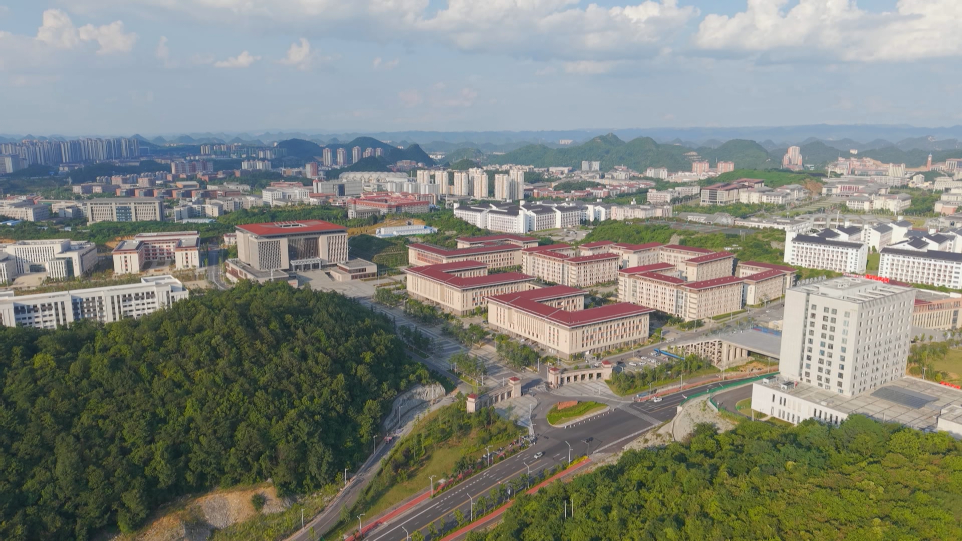 贵州新闻联播丨12所省外高水平大学“组团式”帮扶贵州9所高校 一年来实现学科建设 科技攻关多项突破