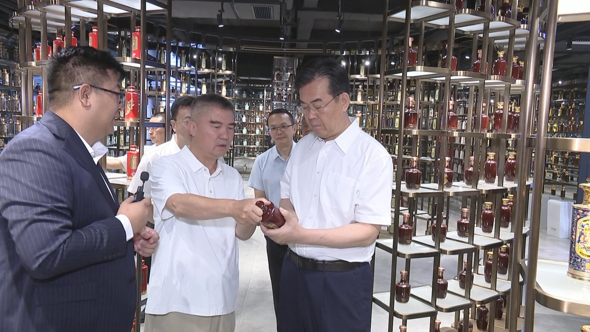 贵州新闻联播丨李炳军在遵义市调研时强调 加大政策支持力度加快白酒产业转型升级 为高质量发展和现代化建设提供坚实支撑