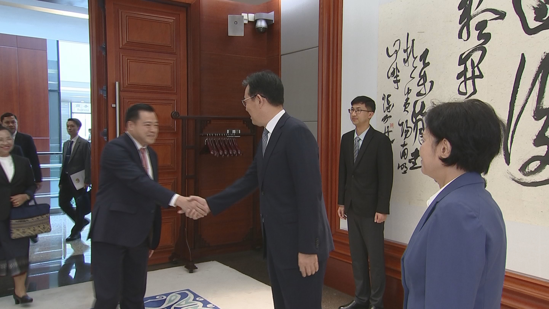 贵州新闻联播丨李炳军会见老挝甘蒙省省委副书记 行政管理委员会主席宋萨阿•恩喜达