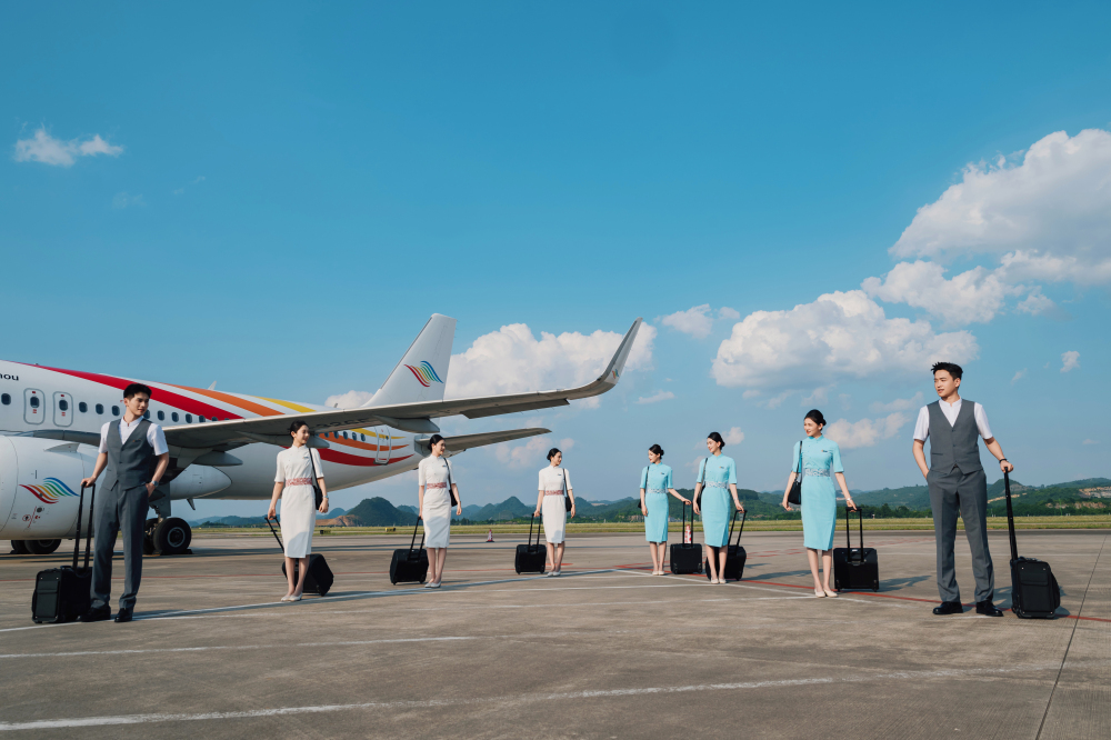 多彩贵州航空乘务员新制服正式亮相