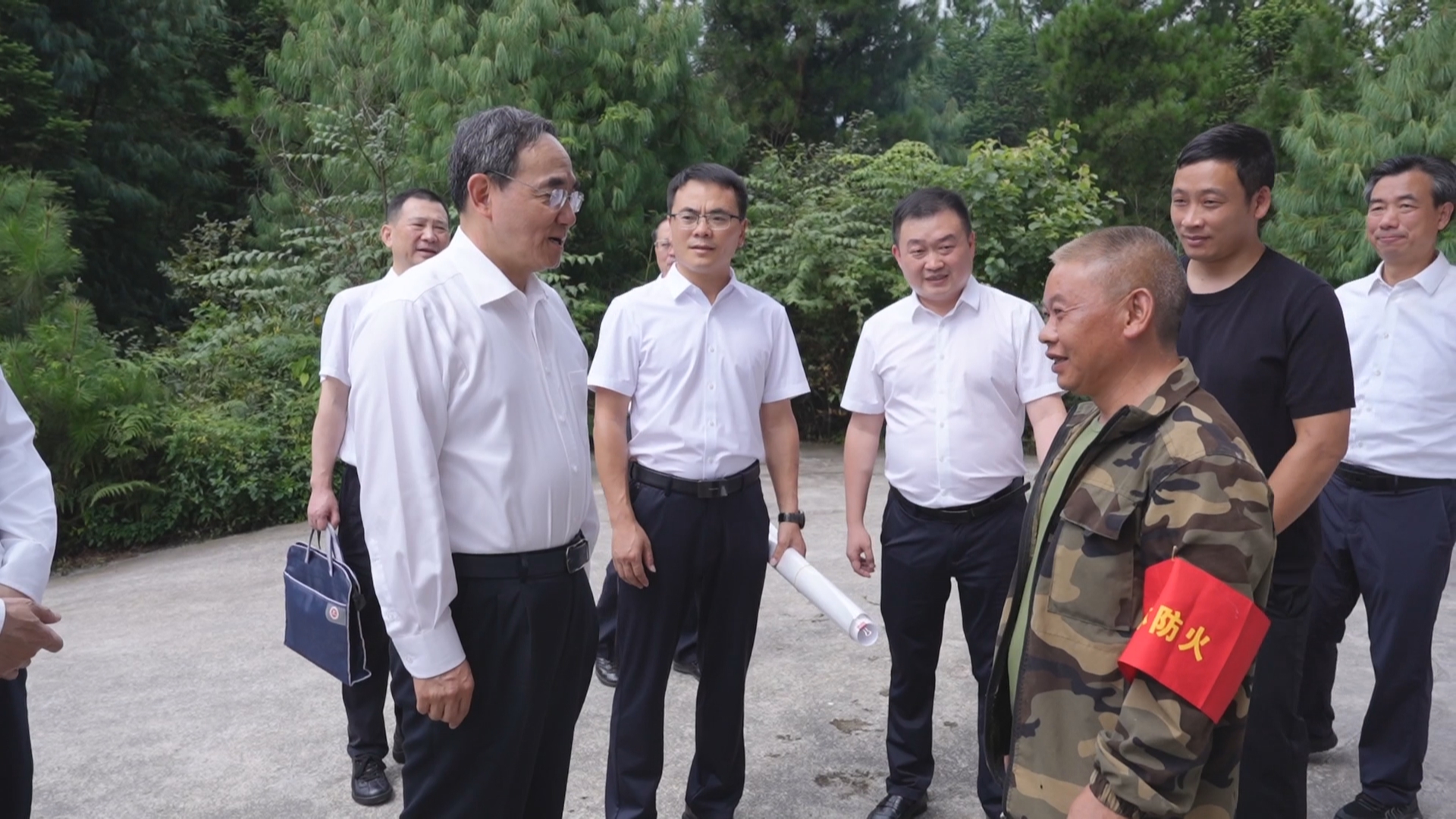 贵州新闻联播丨徐麟在毕节市黔西市开展巡河巡林时强调 牢牢守好发展和生态两条底线 更好厚植优良生态环境最大优势