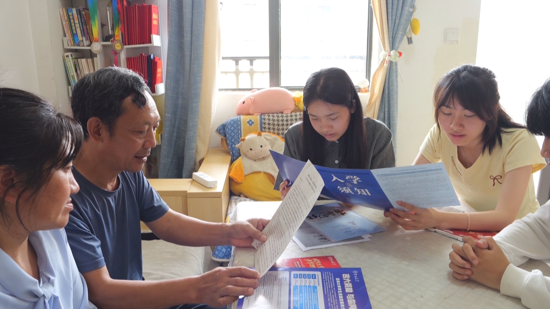 贵州新闻联播丨【搬迁社区传喜讯】孙成亮家出了四个大学生