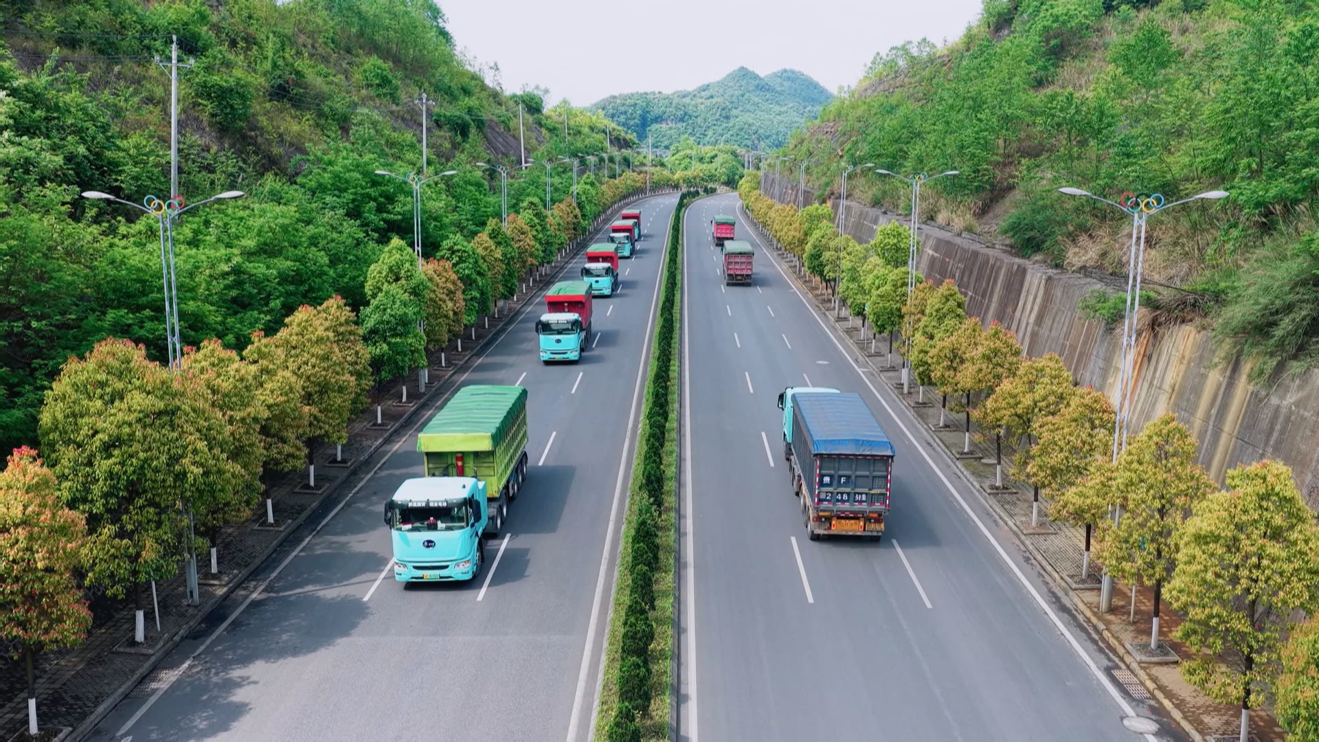 贵州新闻联播丨从“短跑”到“长跑” 电动重卡加速“跑”进贵州物流主动脉