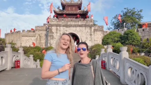 海外热梗刷屏掀起来华热潮！老外为啥爱“中国游”？