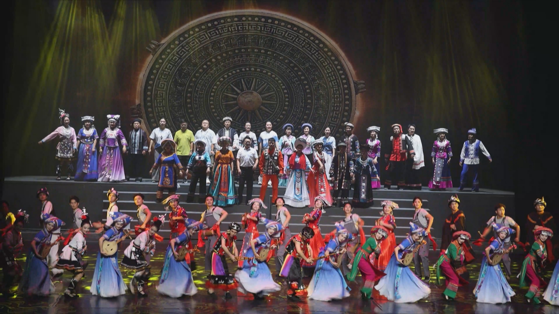 贵州新闻联播丨【铸牢中华民族共同体意识模范省建设】原生态“村舞”跳上国家级舞台 黔西南民族歌舞剧《锦•蓝》亮相全国少数民族文艺会演