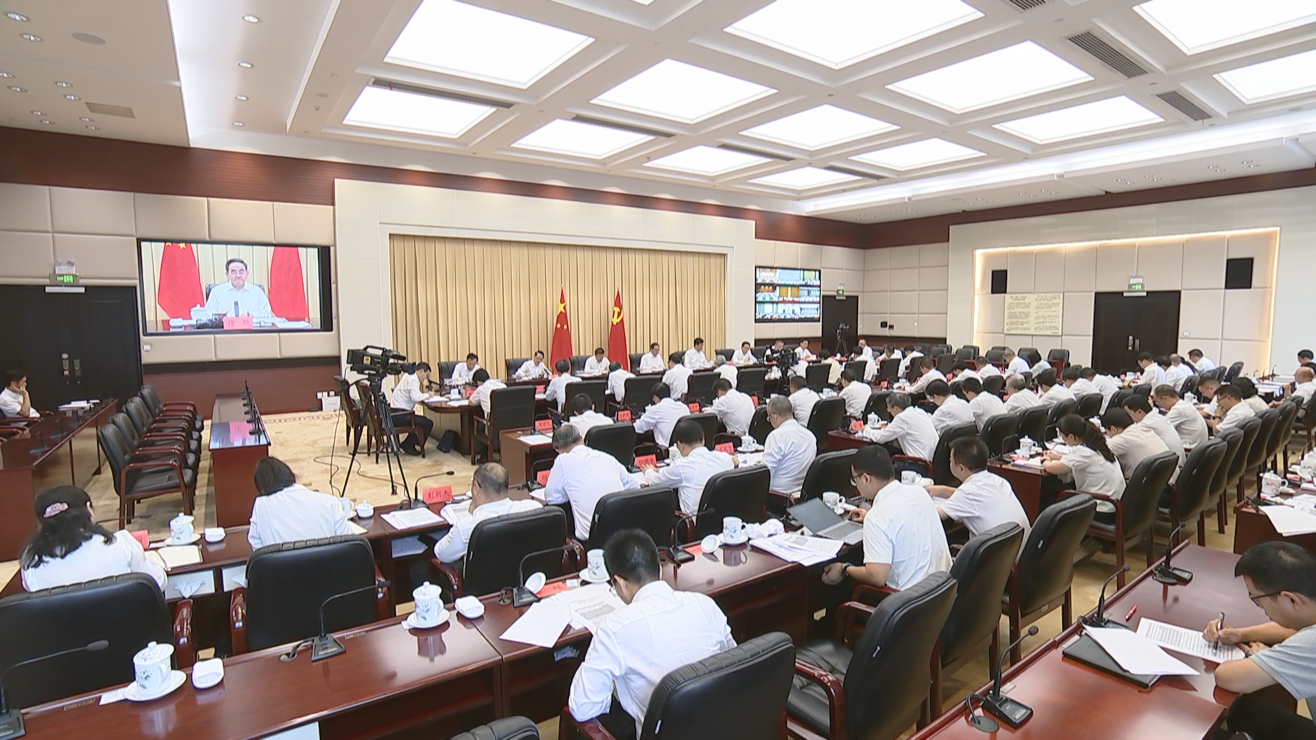 贵州新闻联播丨全省集中整治群众身边不正之风和腐败问题工作推进会召开 始终保持动真碰硬务求实效的劲头 奋力夺取集中整治攻坚决战全面胜利