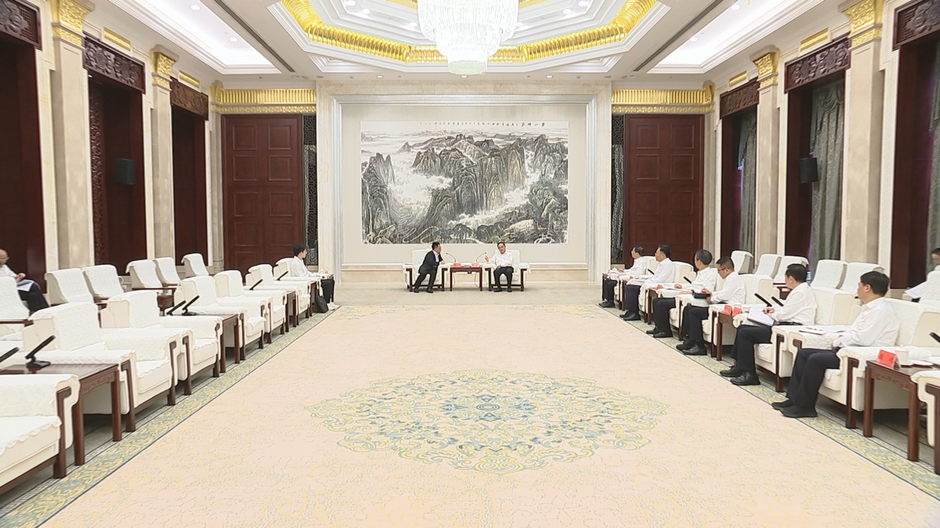 贵州新闻联播丨徐麟会见出席2026数博会的上海人工智能实验室主任周伯文