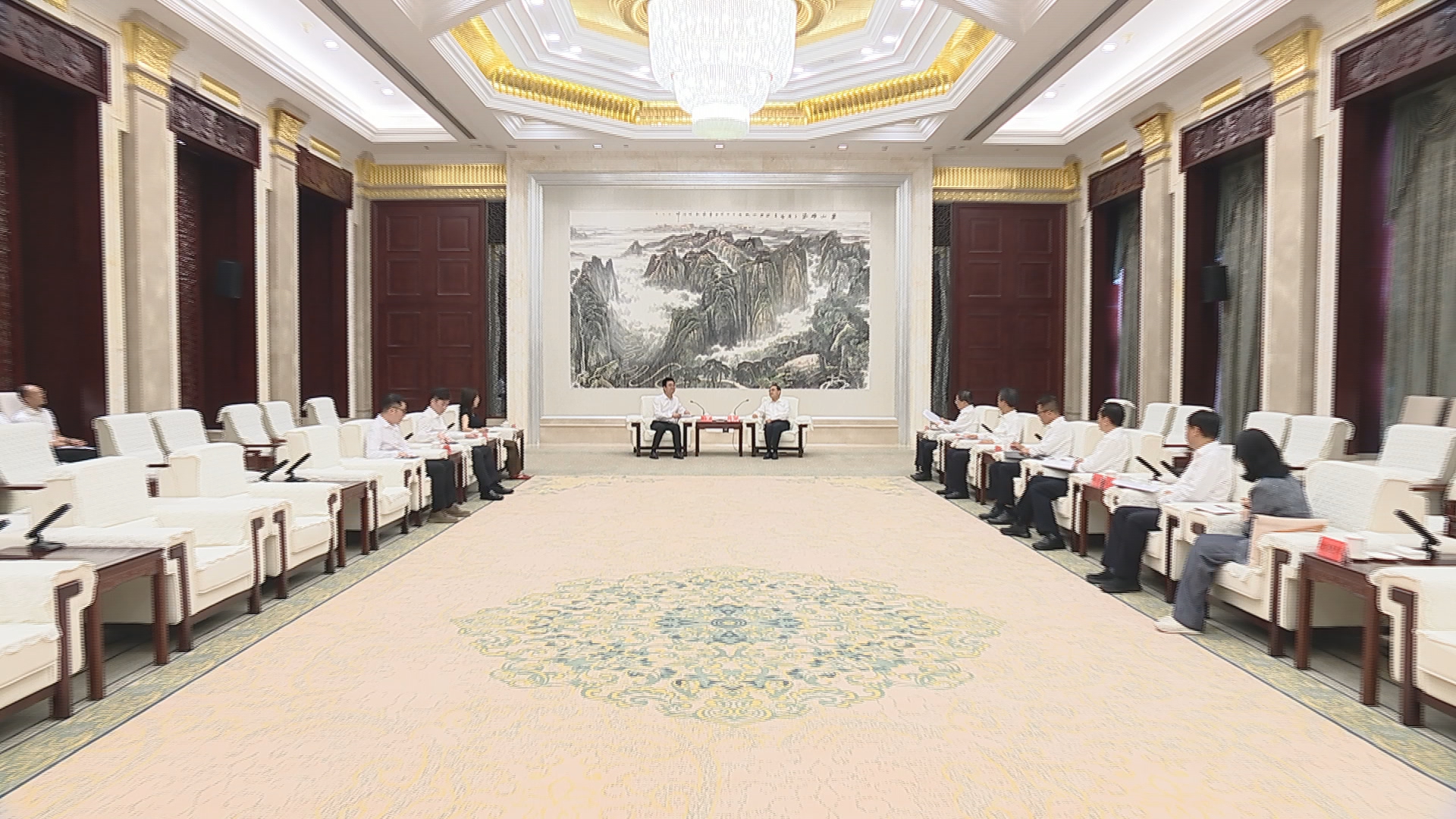 贵州新闻联播丨徐麟会见出席2026数博会的云深处科技公司创始人兼首席执行官朱秋国