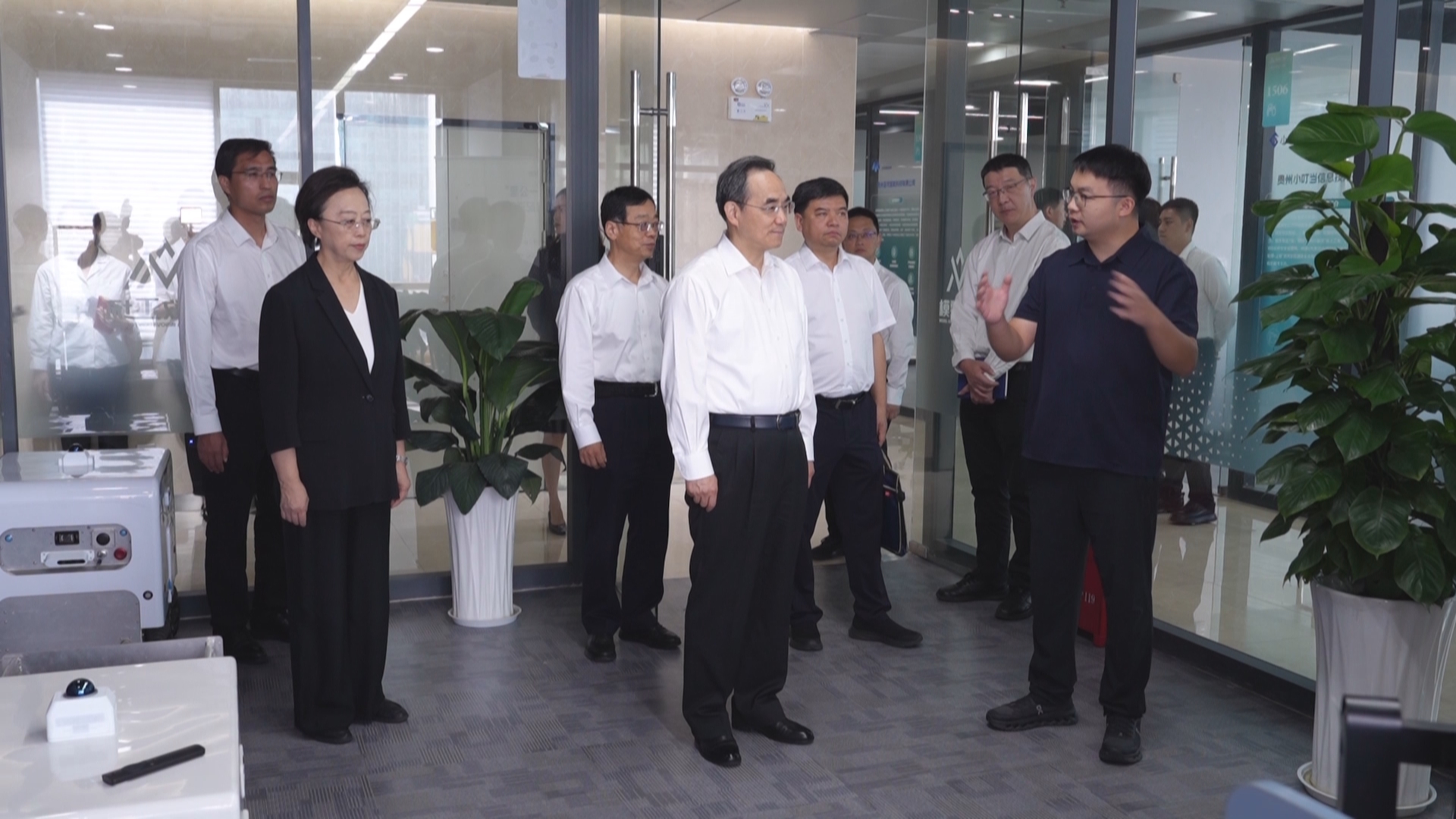贵州新闻联播丨徐麟在贵阳市调研时强调 大力发展以数智化为特色的电子信息产业 为实施数字经济战略夯实基础支撑