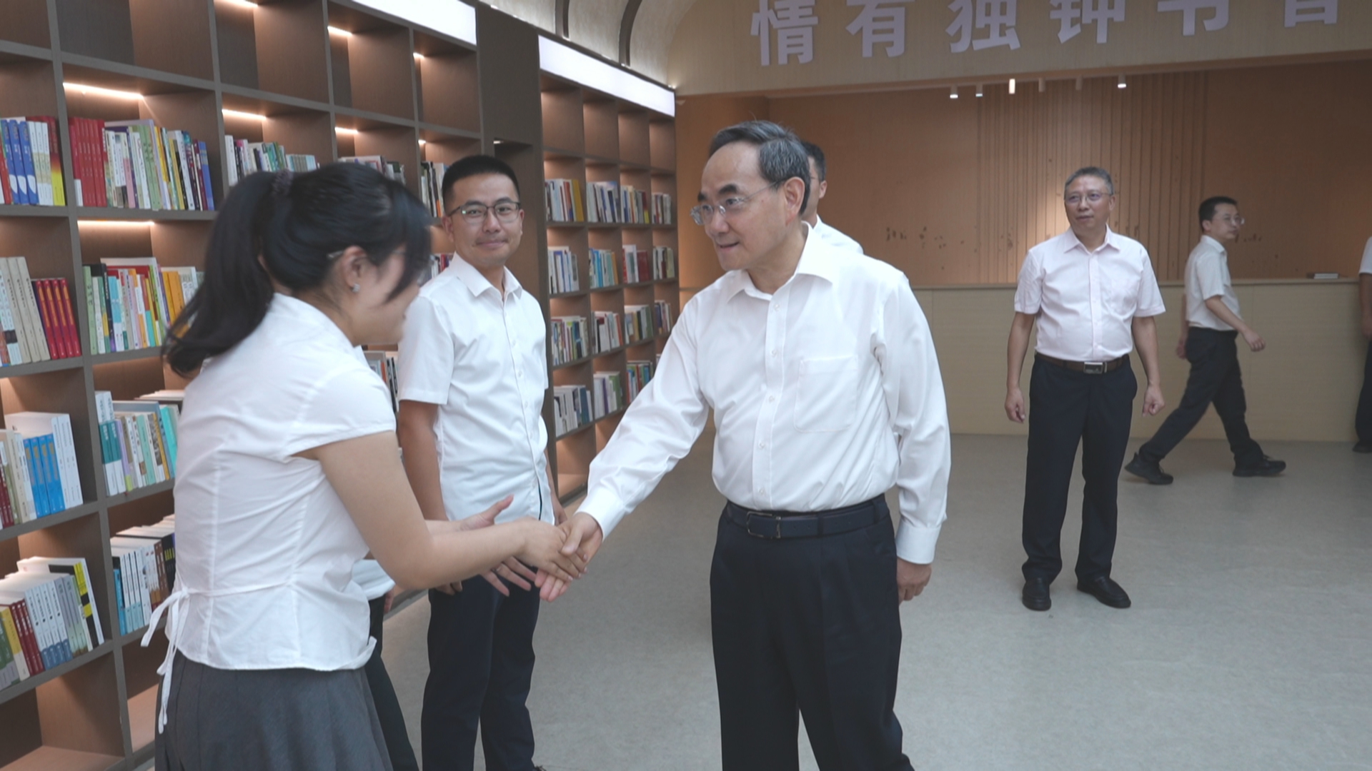 贵州新闻联播丨徐麟李炳军看望慰问教师并调研教育工作 向全省广大教师和教育工作者致以节日祝福