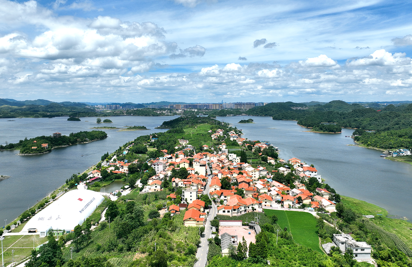 当“贵州就是白居易”从热梗变成生活方式，一场双向奔赴的故事才刚开始