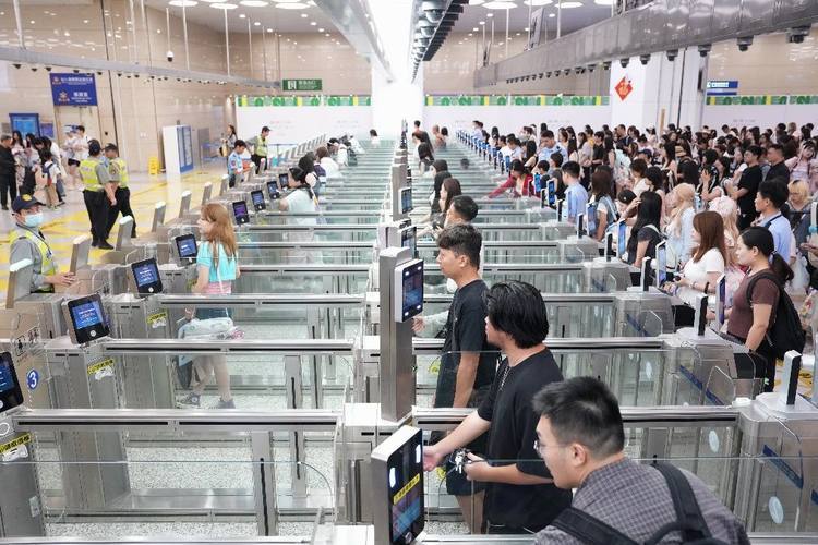 中秋、国庆假期单日最高通关量将突破240万人次