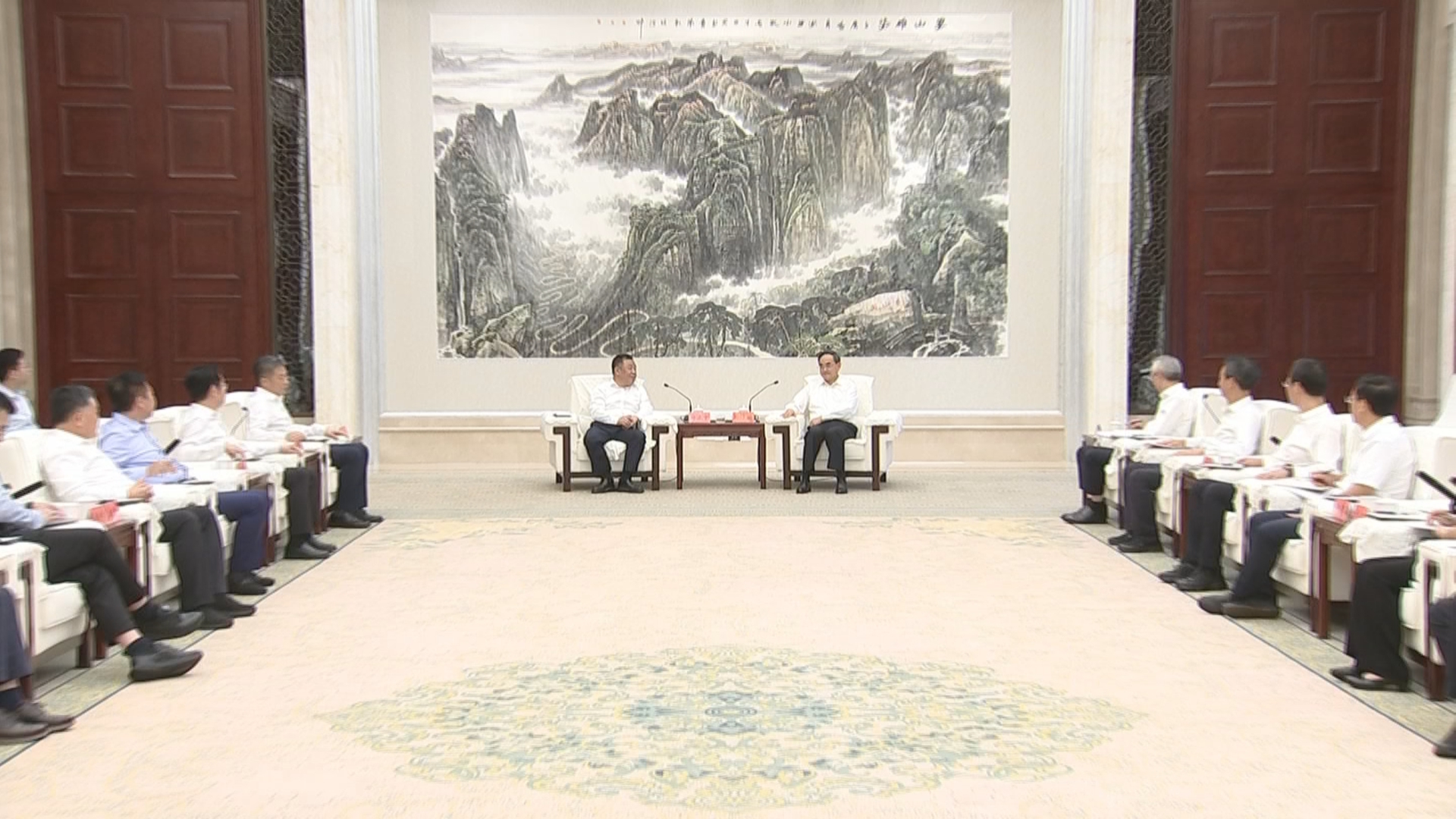 贵州新闻联播丨徐麟会见紫荆文化集团董事长许正中总经理崔朝阳