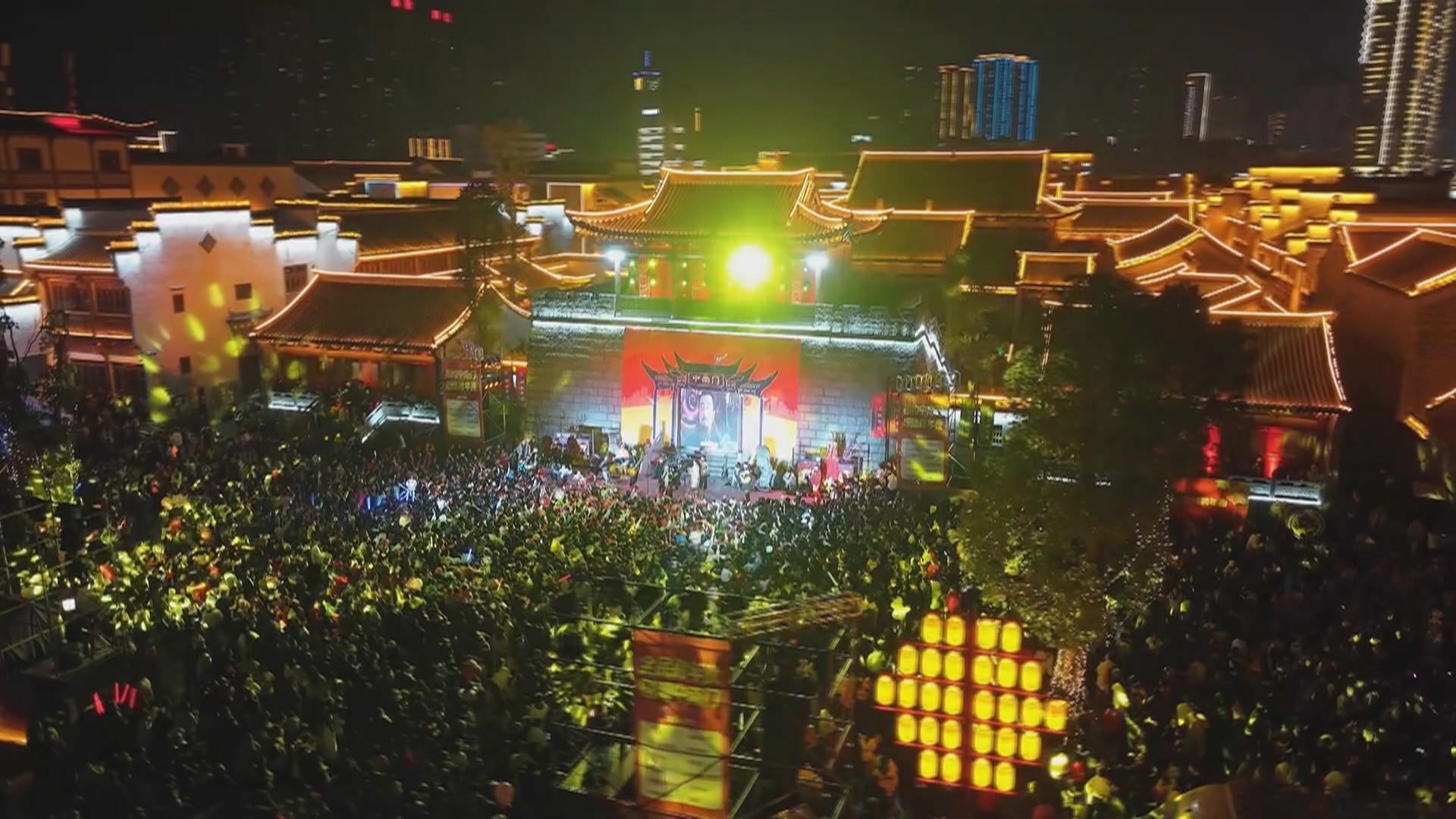 贵州新闻联播丨【直击旅游】用一场非遗戏曲盛宴 打开铜仁中南门古城的假期