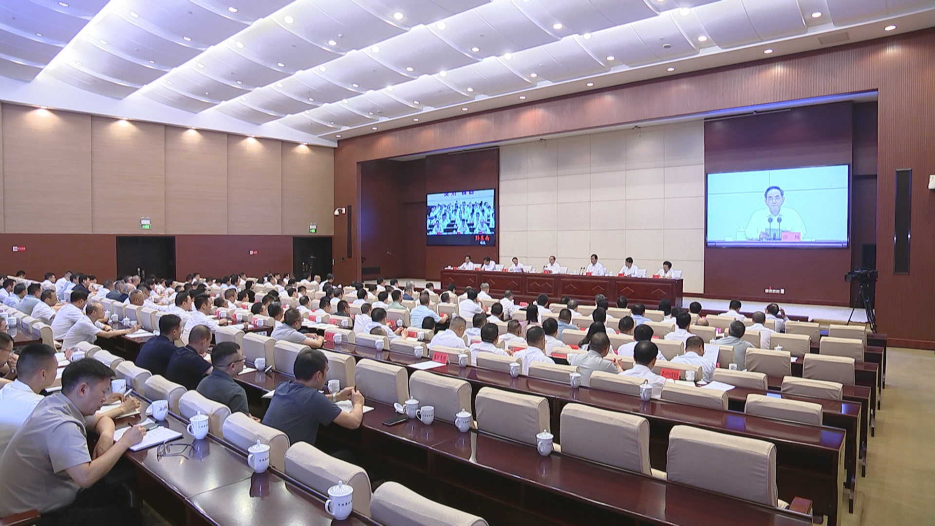 贵州新闻联播丨全省安全生产视频会议召开 以时时放心不下的责任感把各项工作抓实抓细抓到位 切实维护人民群众生命财产安全和社会大局和谐稳定