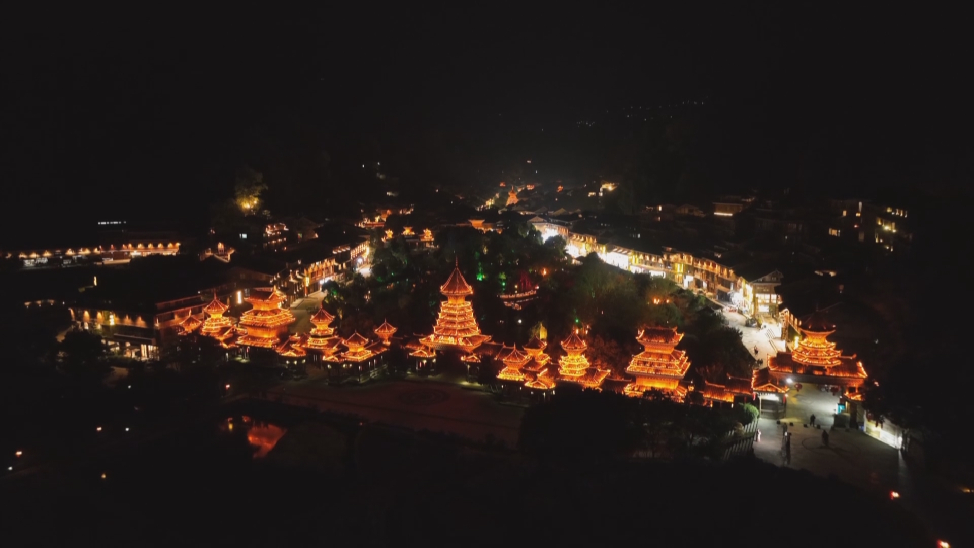 贵州新闻联播丨【假日来贵州】从江：探访岜沙古寨 夜赏鼓楼侗歌