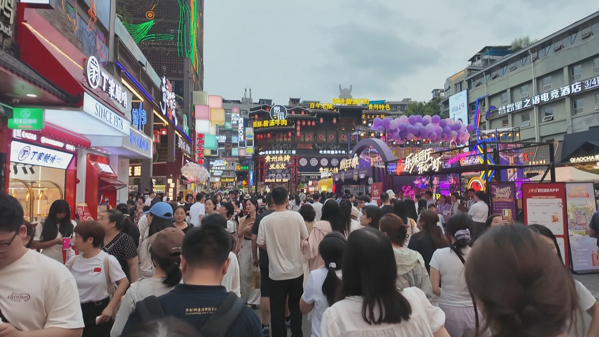 贵州新闻联播丨【直击旅游】凉风过境 热度不散 贵阳文旅市场长尾效应显现