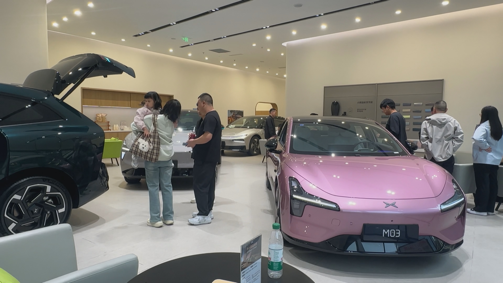 贵州新闻联播丨新能源车订单增28% 智能穿戴增450% 国庆消费“新”意足