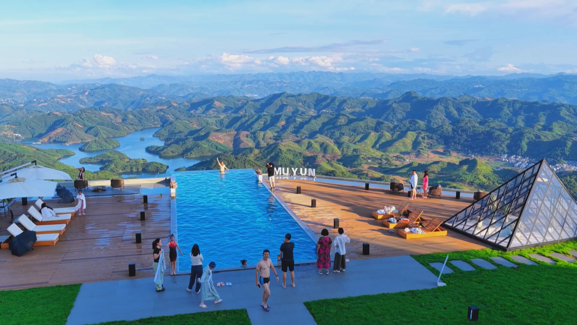 贵州新闻联播丨【直击旅游】把远方变成家 两个“新兴义人”的国庆假期