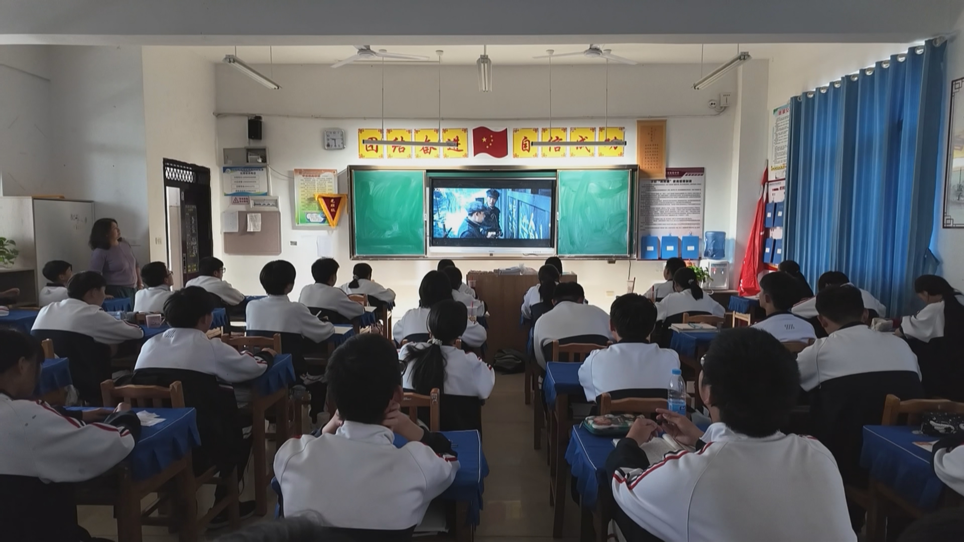 贵州新闻联播丨【电影《四渡》】电影《四渡》进校园 红色文化育新人