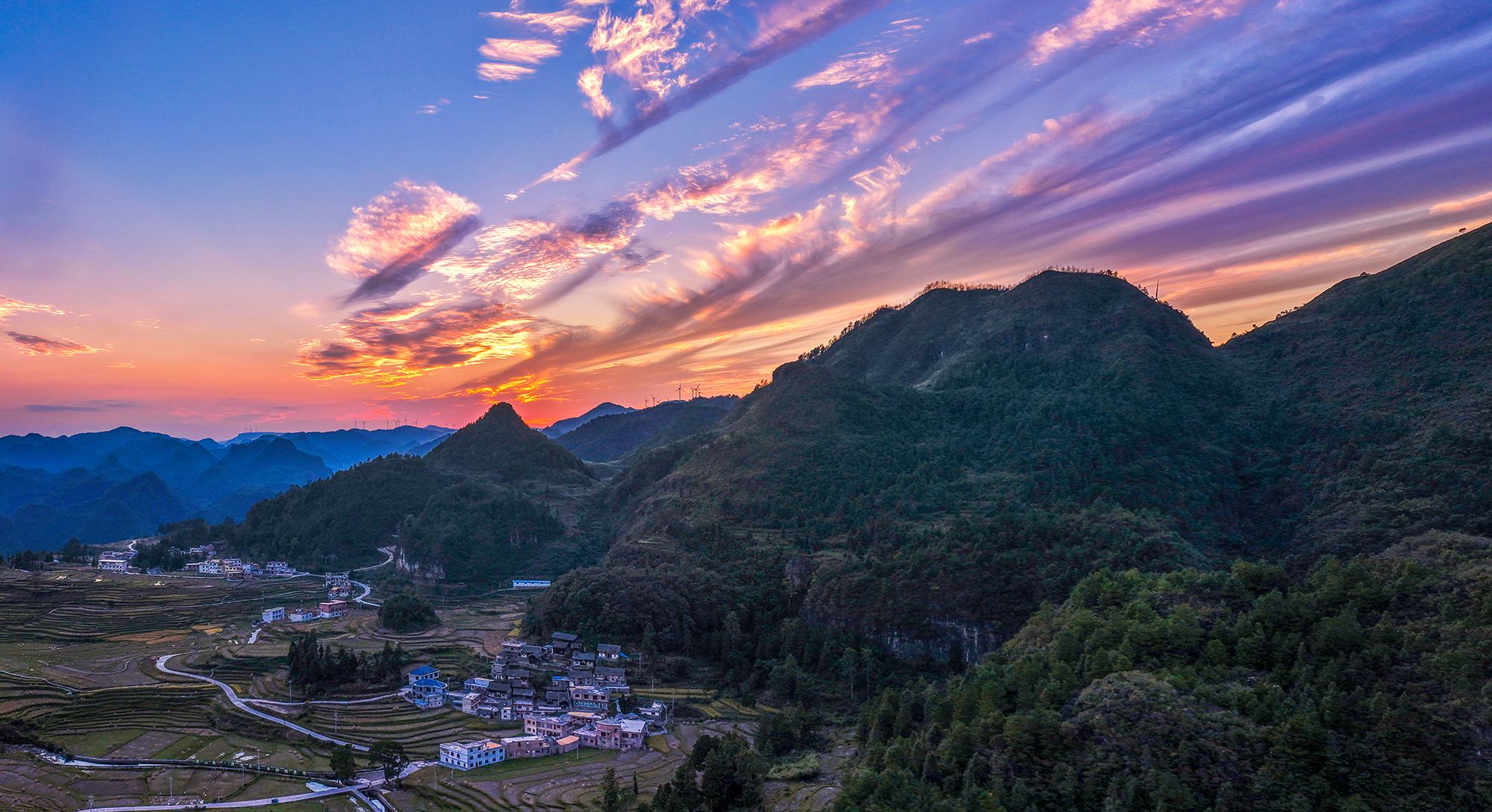 贵定腊利：“银燕”掠长空 梯田绘锦绣