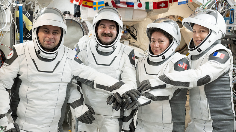 美国“龙”飞船载4名宇航员脱离空间站 启程返回地球