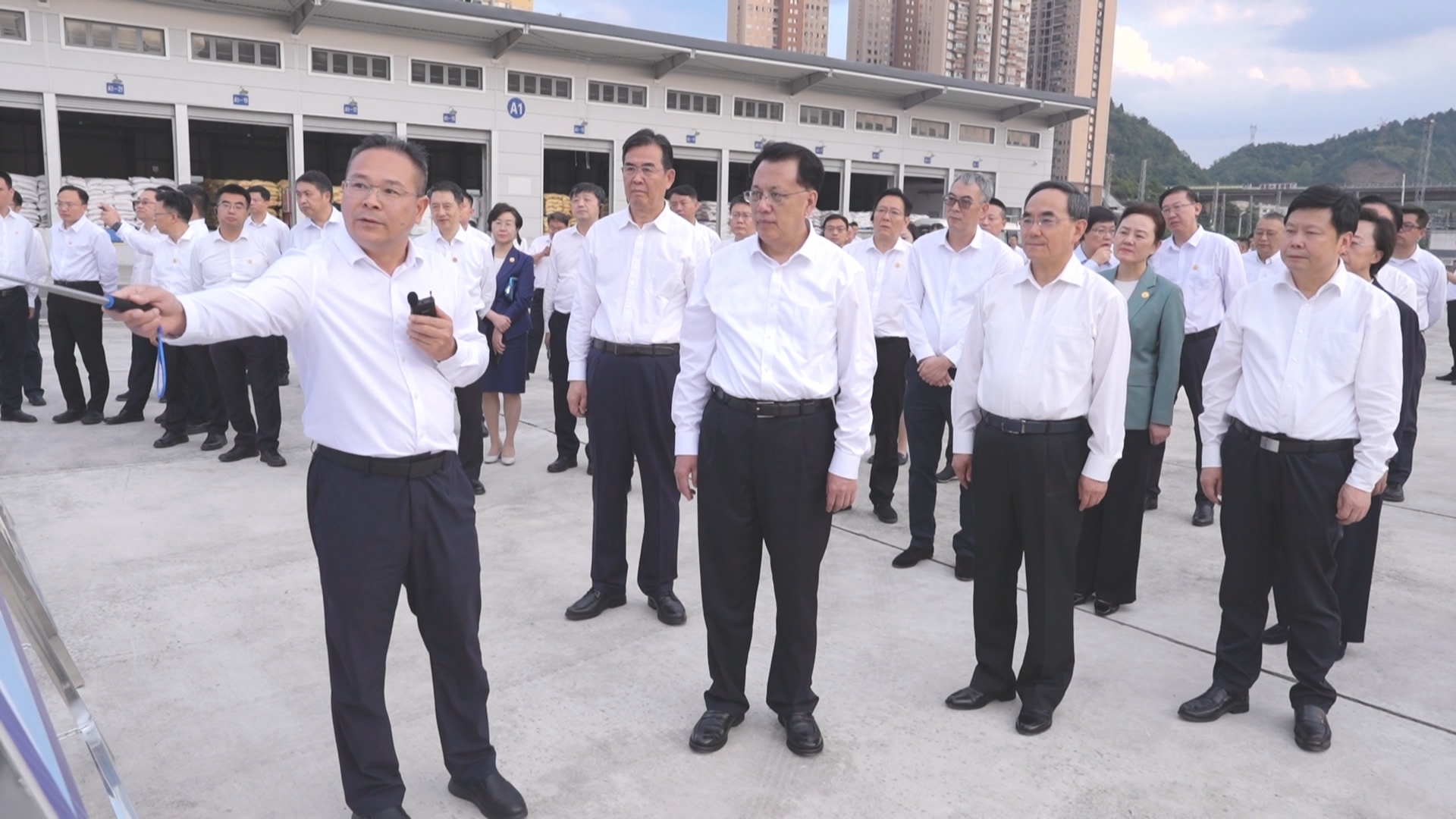 贵州新闻联播｜重庆市党政代表团来我省考察并举行两省市经济社会发展合作交流座谈会 深入学习贯彻习近平总书记关于区域协调发展的重要论述 抢抓重大国家战略机遇谱写渝黔高质量合作共赢新篇章