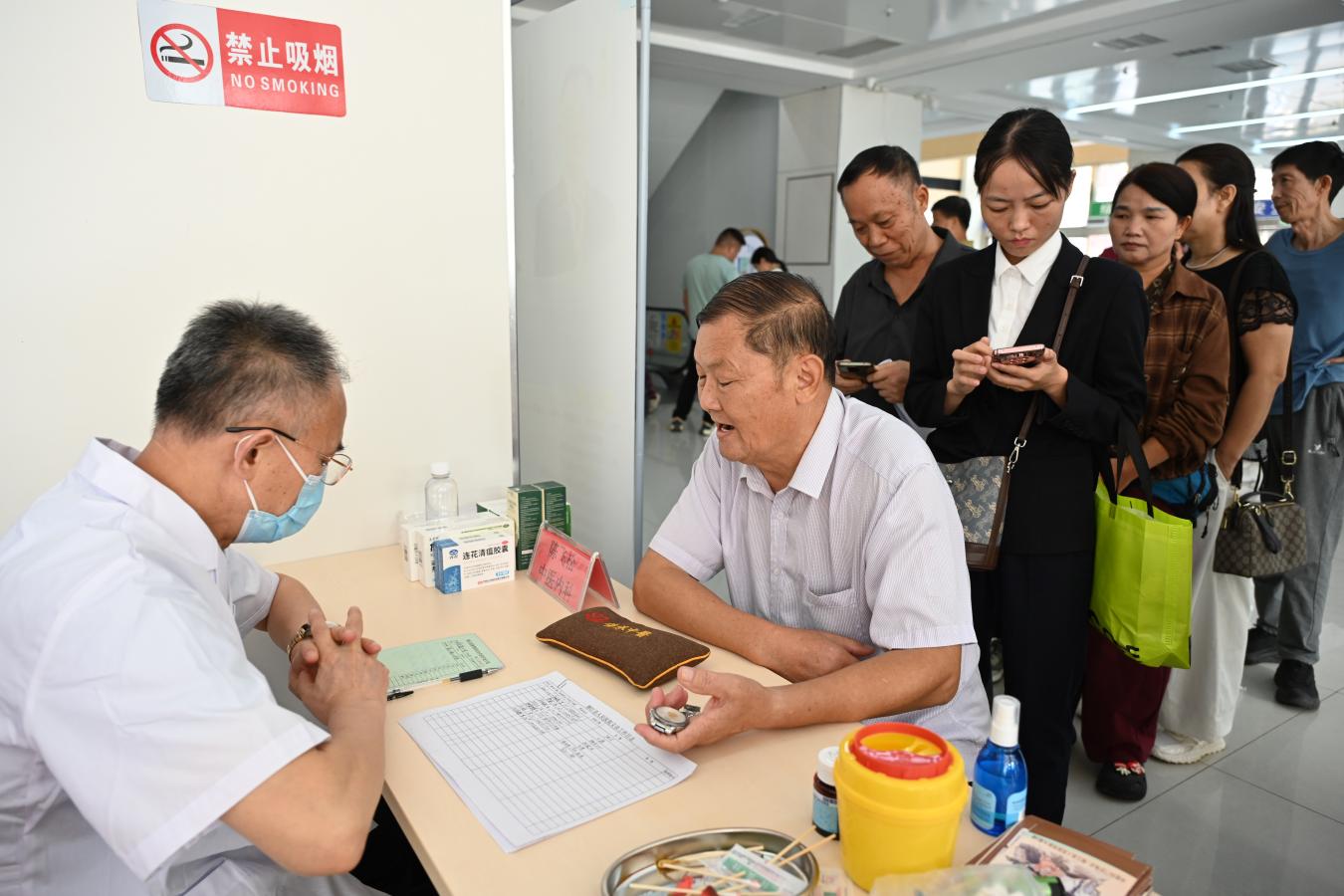 图3：北京的医疗专家到义诊现场开展中医诊疗
