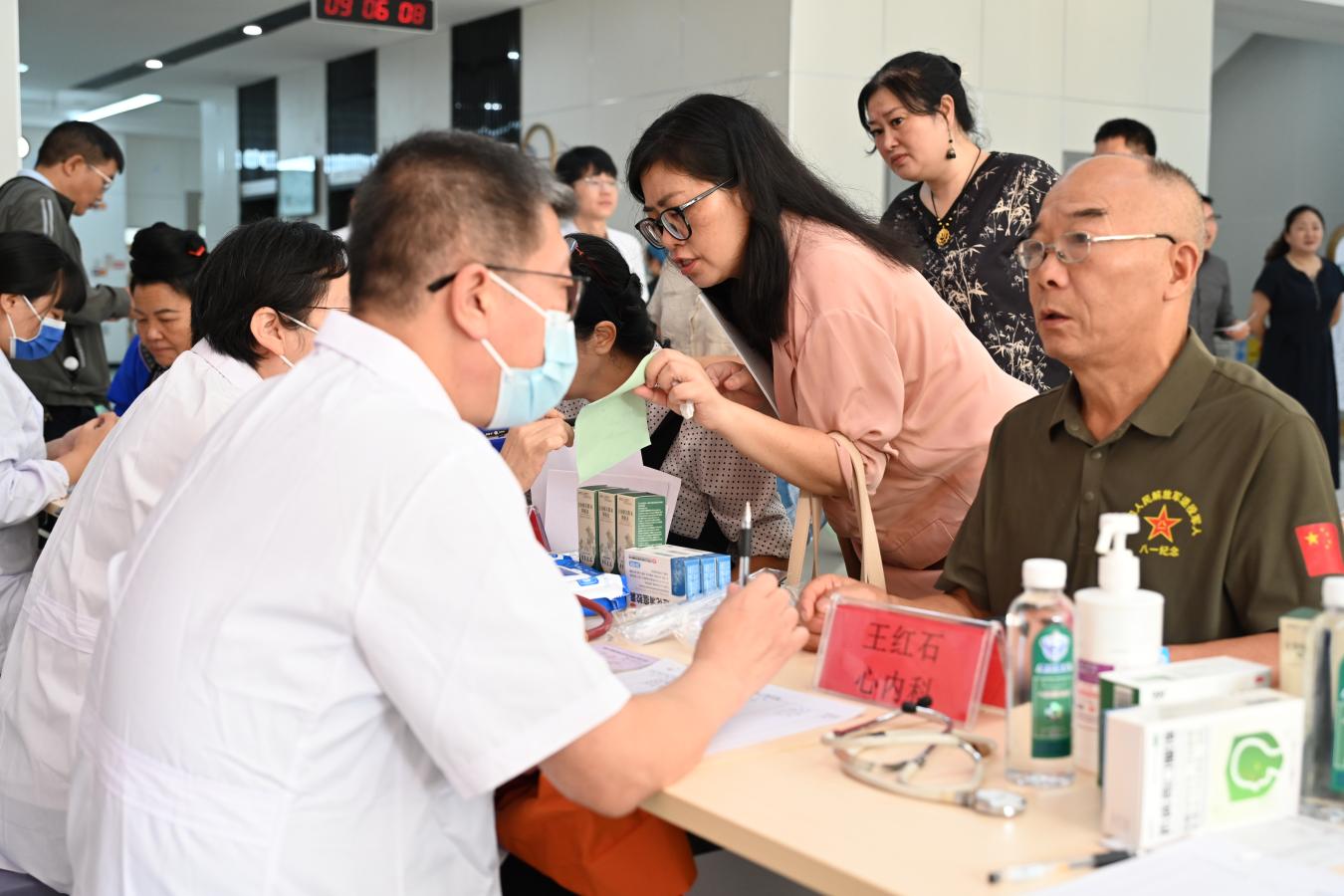 图7：北京的医疗专家在义诊现场为群众开展诊疗