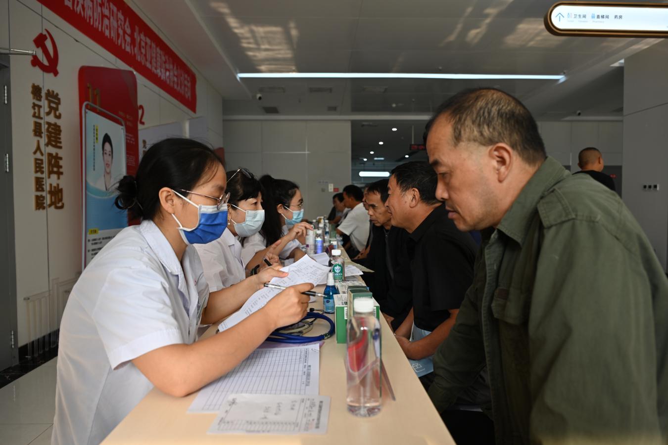 图4:北京的医疗专家在义诊现场为群众开展诊疗