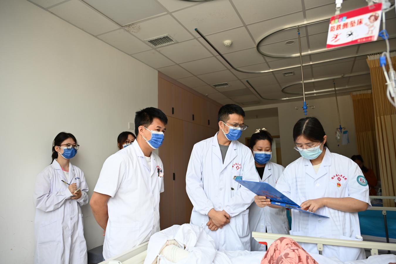 图2:北京的医疗专家在榕江县人民医院妇产科病房开展现场教学