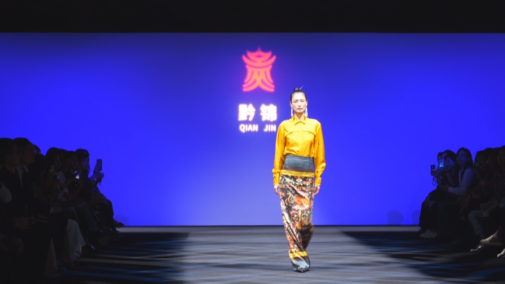 贵州新闻联播丨贵州品牌亮相上海时装周 东西部协作织就纺织产业创新链