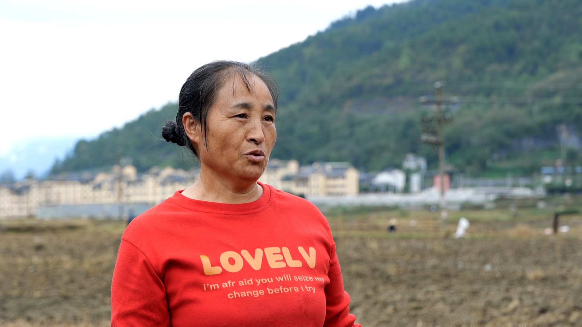 务工村民陈秀琼被采访画面