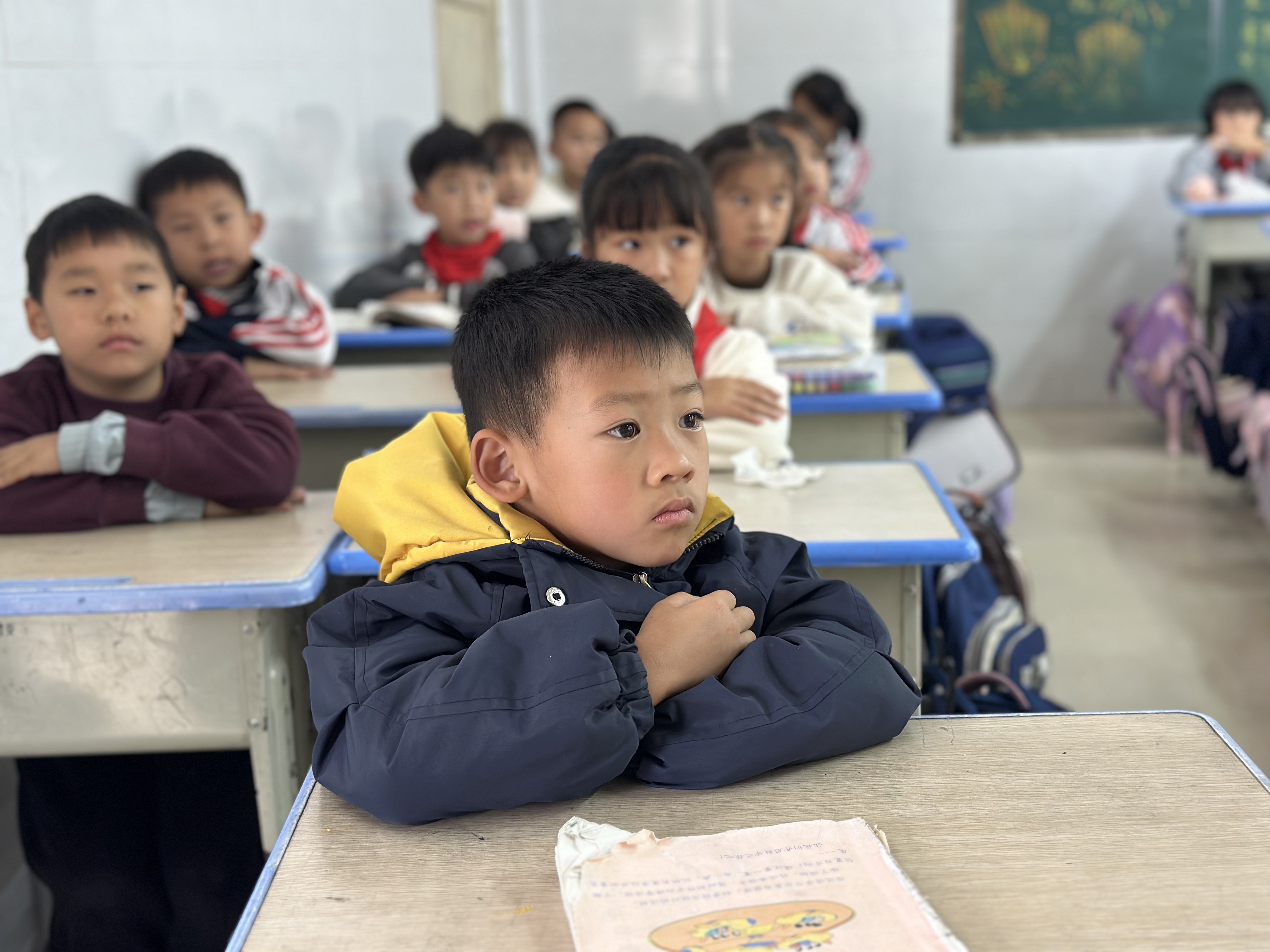 光影中的思政课丨湄潭县浙大小学组织观看电影《四渡》