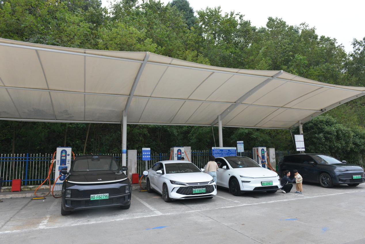 全省高速公路服务区充电桩全覆盖