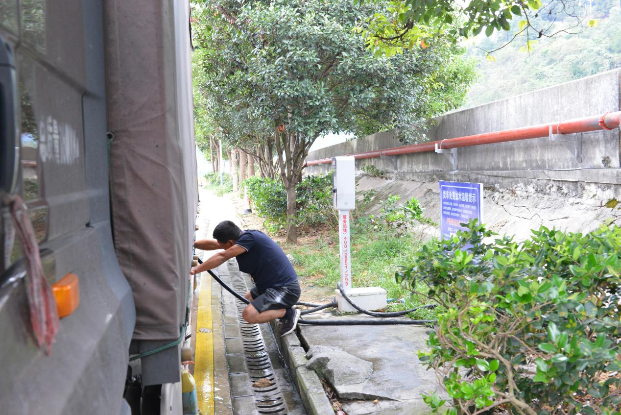 高速公路货车免费制动加水智能设备减少水资源浪费、提升了加水效率。韦景全 摄